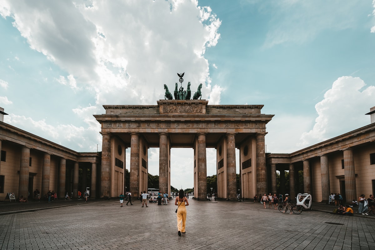 Elever på studietur i Berlin ved Brandenburger Tor