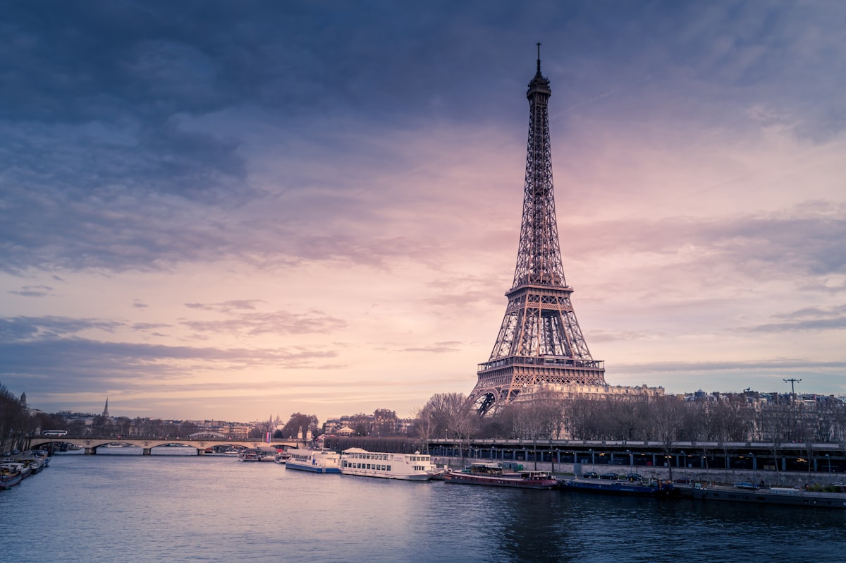 Elever på studietur i Paris ved Eiffeltårnet